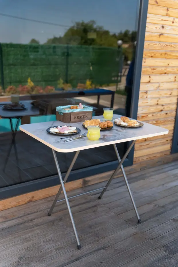 Katlanır Metal Ayaklı Mutfak Masası